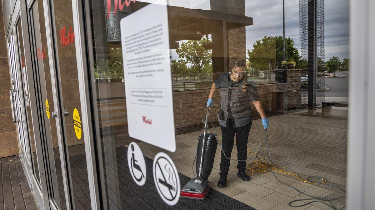 Maribel González aspira dentro del centro comercial Westfield Galleria en Roseville el miércoles 13 de mayo de 2020, durante el brote de coronavirus. El centro comercial ya reabrió completamente.