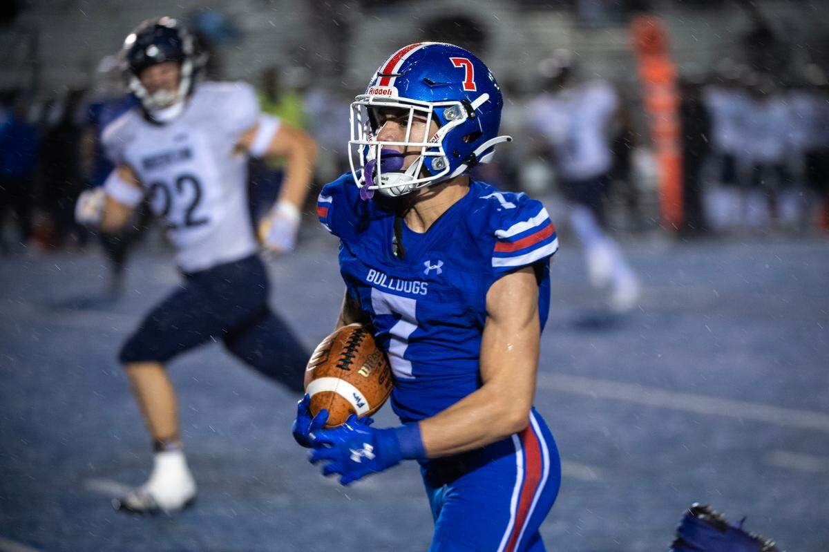 The Folsom Bulldogs’ Daymion Rivera (7) runs for a touchdown in the second half of the CIF Sac-Joaquin Section Football Playoffs semifinal game against the Inderkum Tigers’ on Nov. 22, 2024 in Folsom.
