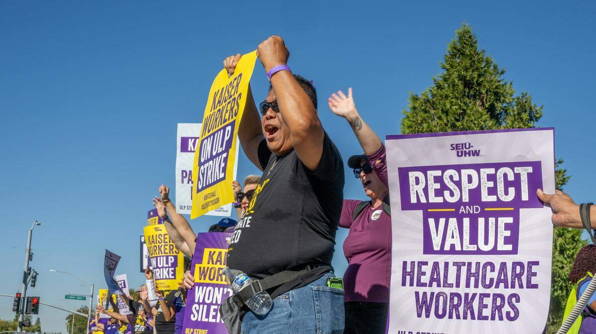 Richie Ali, jefe de gestión de información en el Kaiser Permanente Roseville Medical Center, se une a otros trabajadores sanitarios en huelga a lo largo de Douglas Boulevard, el miércoles 4 de octubre de 2023.