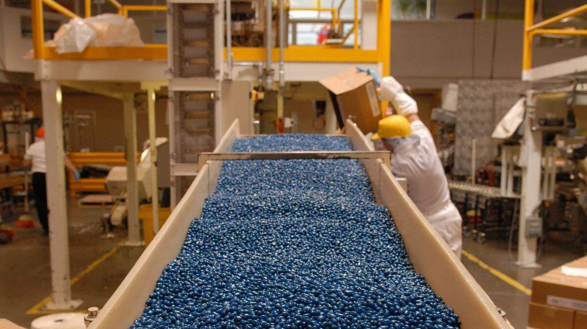 Blue Jelly Belly jelly beans are seen at the confectioner’s Fairfield factory headquarters in October 2008. Jelly Belly Co. announced Wednesday that a deal is in place for Chicago-based Ferrara Candy Company to buy Jelly Belly by the end of 2023.