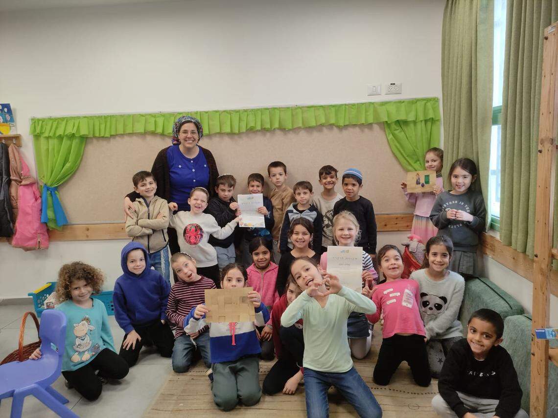 Hanna Spitzer’s first grade class at Alumim School in Efrat. Amalia Riverkin, near the second-row middle holds her certificate of discovery.