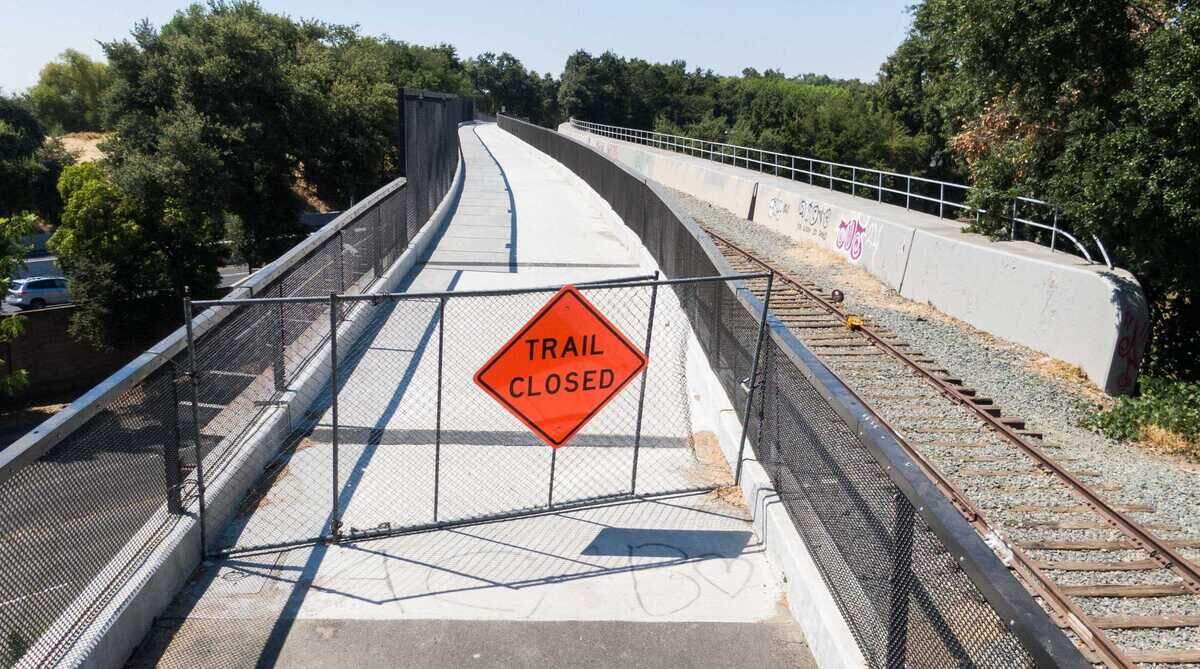 The bridge carrying the Del Rio Trail over Riverside Boulevard and Interstate 5 to the Sacramento River Bike Trail in July. The city rejected the contractor’s work on the bridge, citing an unapproved concrete mixture design, among other specifications issues, and the bridge remains off limits to runners and cyclists.