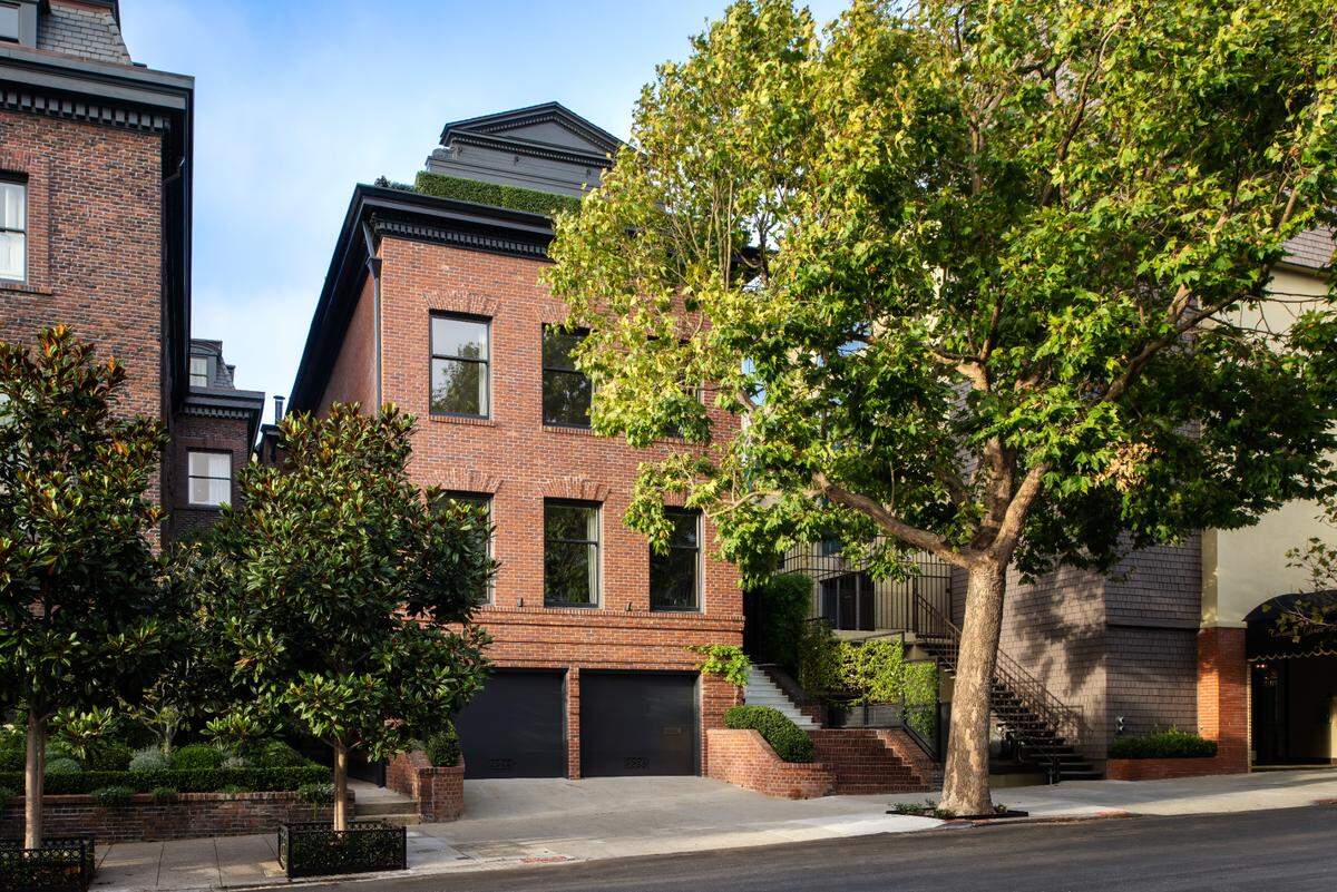 The five-bedroom, five-bathroom estate was redesigned by a renown team consisting of AD100, designer Steven Volpe, architect Houman Sharif and Clayton Timbrell Construction.
