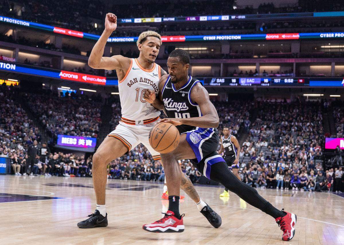 Sacramento Kings guard Mason Jones (40) drives to the basket against San Antonio Spurs forward Jeremy Sochan (10) during an NBA game on Feb. 22, 2024 at Golden 1 Center.