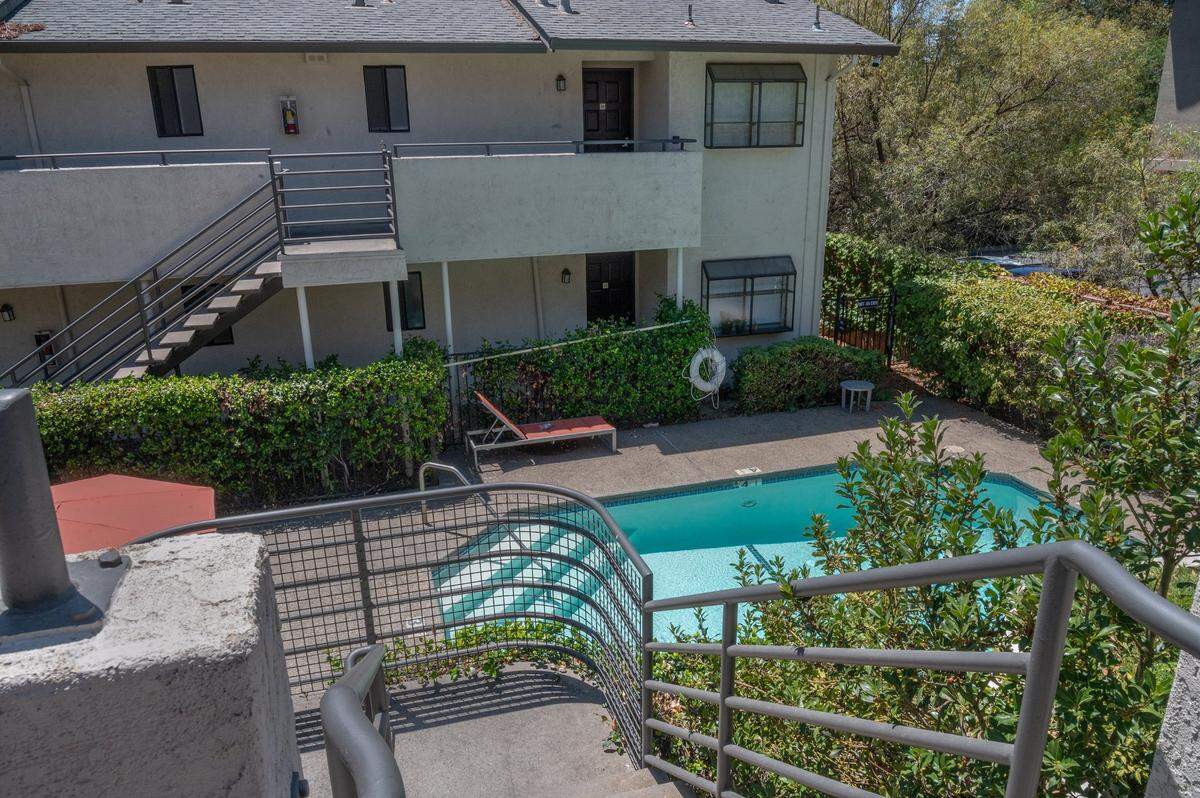 Bombing suspect Jarrod Copeland’s residence, bottom right, next to the pool at Larkspur Apartments in Arden Arcade, is visible from Niki DeGeorge’s balcony on Friday. DeGeorge said she saw FBI agents arrest him on Wednesday at 6 a.m. Copeland was one of two men that were indicted on charges of plotting to blow up the Democratic headquarters building in Sacramento because of their belief that former President Donald Trump won the 2020 election.