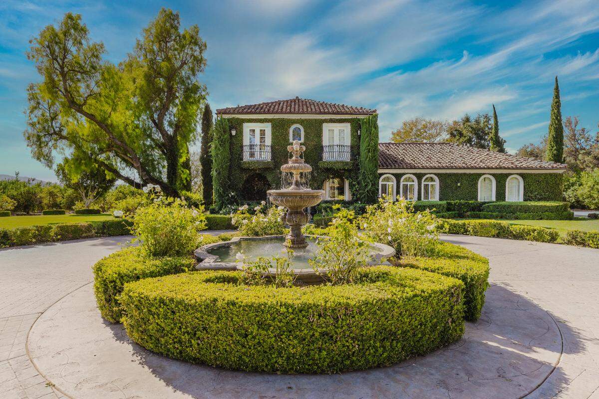 Designer Jennifer Amodei and magician Ivan Amodei own the property.