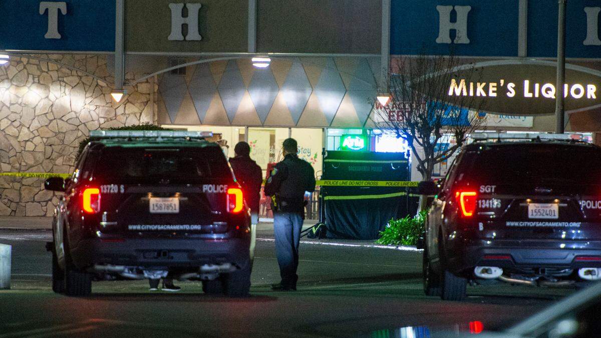 Sacramento Police investigate a shooting at South Hills Shopping Center in South Land Park on Sunday, Jan. 2, 2022. A jury on Thursday May 21, 2026,  found D’Anthony Marcel Chaney guilty of murder in the 2022 shooting of Terrence Raythail Lindsey outside Mike’s Liquor store in the shopping center.