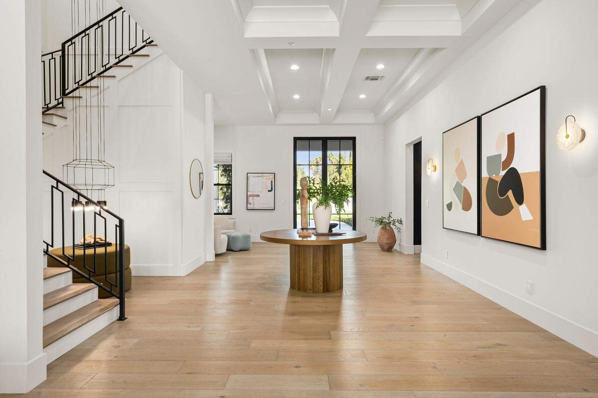 The home, which was sold by former Sacramento Kings forward Harrison Barnes, is chic and modern.