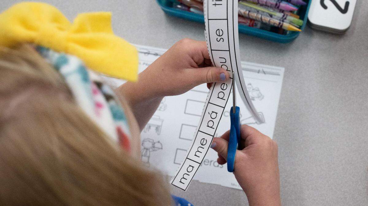 A kindergarten student works on a lesson to learn Spanish syllables in the dual-language immersion program at Quarry Trail Elementary School in Rocklin on Friday, Sept. 16, 2022.