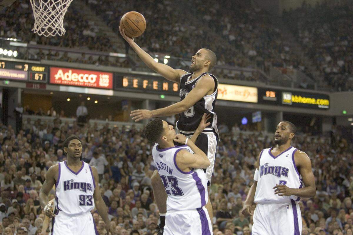 Spurs guard Tony Parker drives past three flat-footed Kings in the quarter of Game 6 of the first round of Western Conference playoff series between the Sacramento Kings and San Antonio Spurs at Arco Arena on Friday, May 5, 2006.