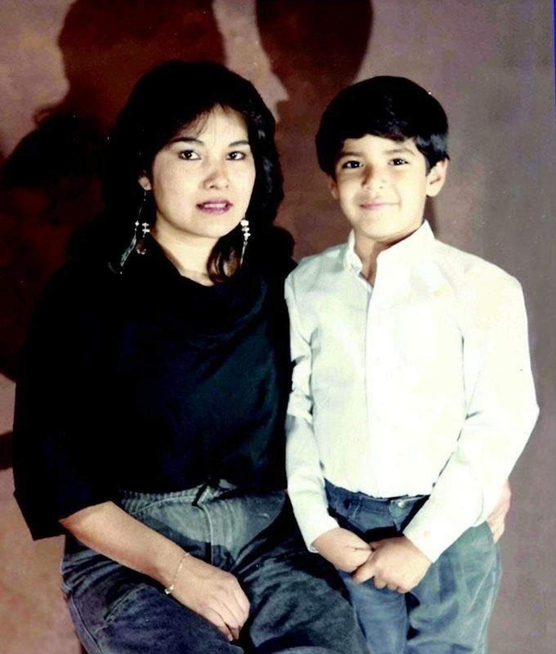 El congresista por California Robert García, a la derecha, de niño con su difunta madre, Gaby O'Donnell. García, demócrata de Long Beach, fue elegido miembro de la Cámara de Representantes de Estados Unidos en 2022.