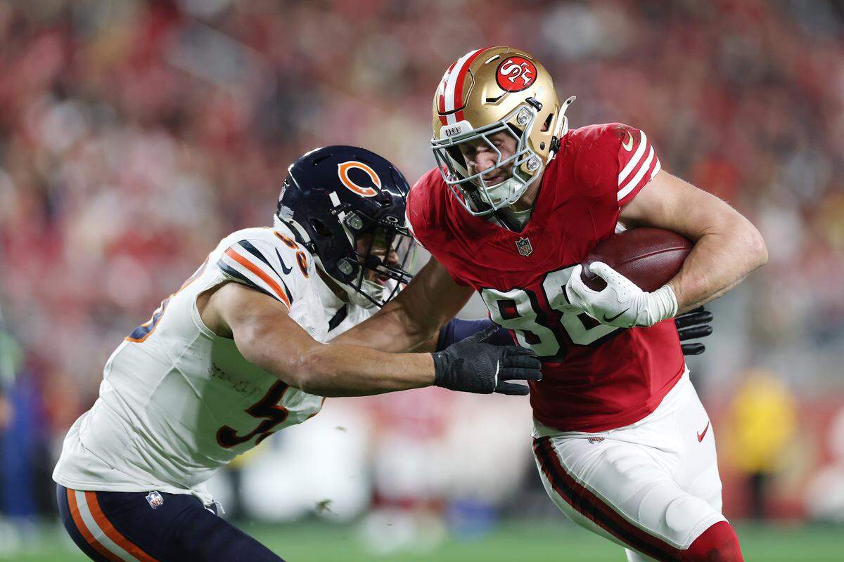 SANTA CLARA, CALIFORNIA - DECEMBER 28: Jake Tonges #88 of the San Francisco 49ers is tackled by T.J. Edwards #53 of the Chicago Bears during the third quarter of the game at Levi's Stadium on December 28, 2025 in Santa Clara, California. (Photo by Ezra Shaw/Getty Images)