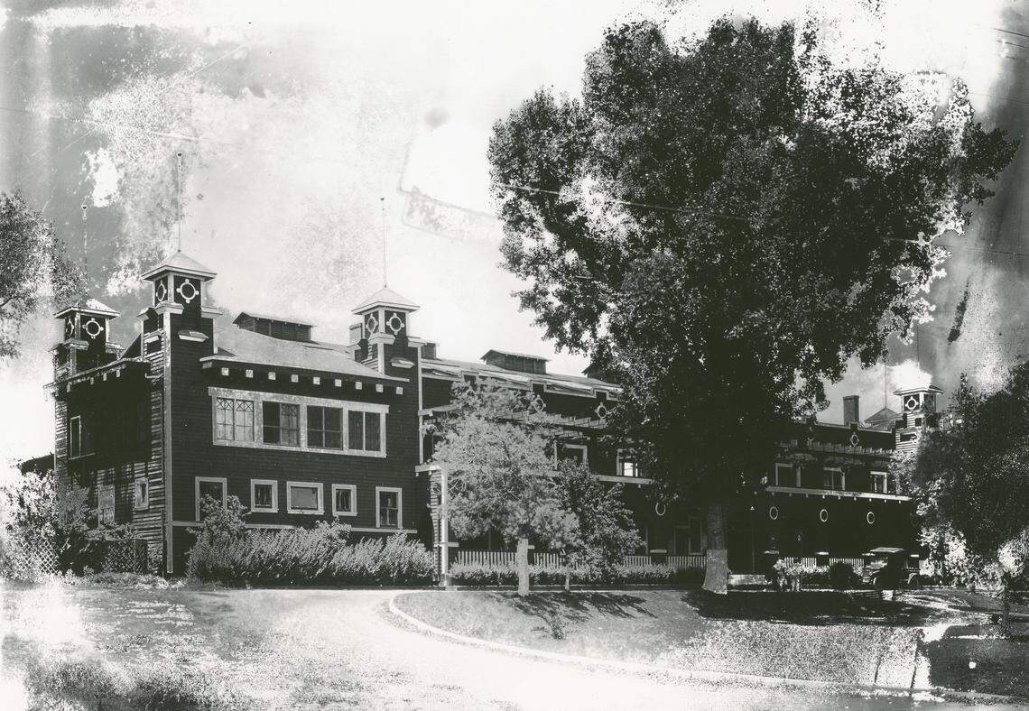The Riverside Bath House stands in 1927 across from William Land Park in Sacramento.