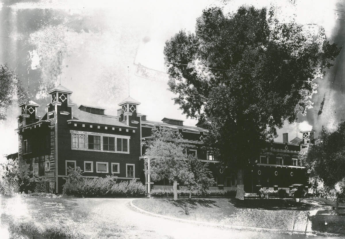 The Riverside Bath House stands in 1927 across from William Land Park in Sacramento.
