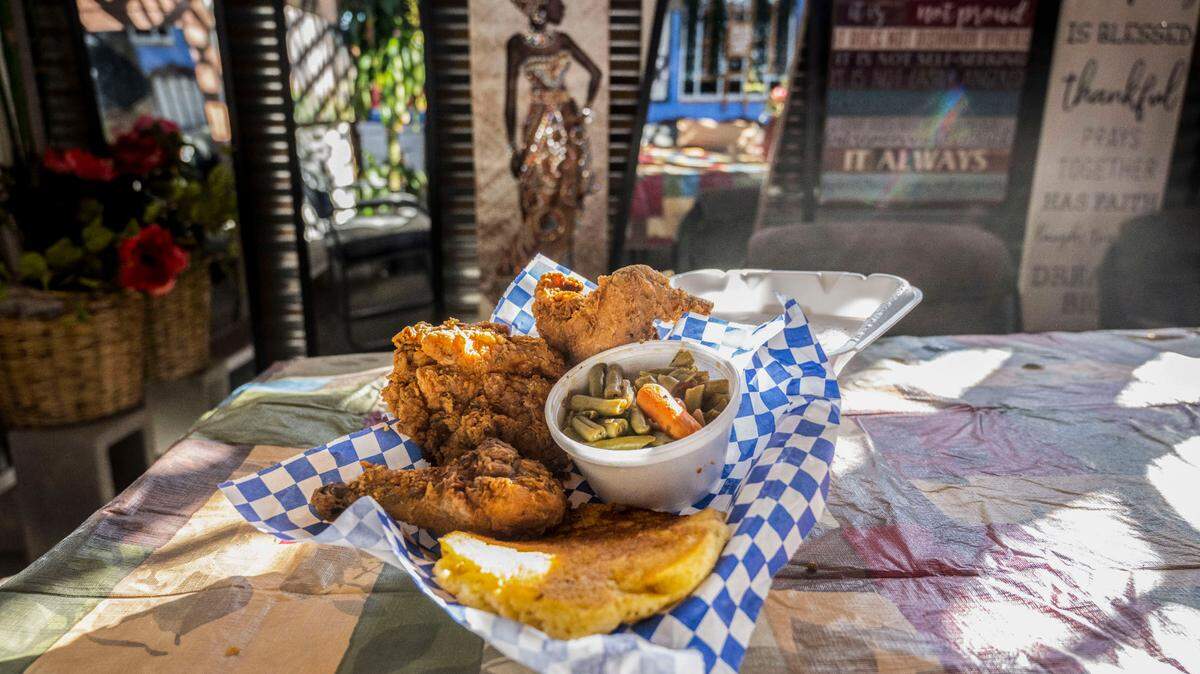 A fried chicken combo at Tori’s Place sits ready to eat on Wednesday, Nov. 9, 2022. It includes three pieces of chicken, corn bread and green beans.
