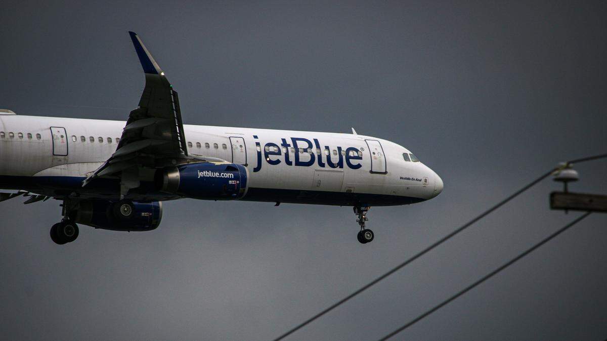 Un hombre está acusado de amenazar a una pasajera con una navaja de afeitar a bordo de un vuelo de JetBlue de Nueva York a Utah, dijeron las autoridades de Utah.