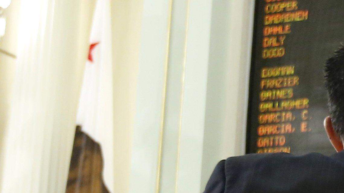 Democratic Assemblymen Kansen Chu, of San Jose, left, and Rob Bonta, of Alameda, confer, during the Assembly session, Thursday, Sept. 10, 2015, in Sacramento, Calif.