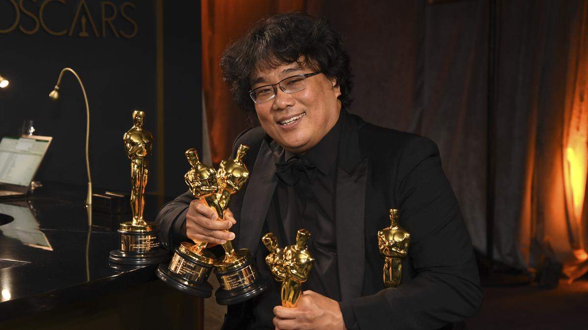 Bong Joon-ho holds the Oscars for best original screenplay, best international feature film, best directing, and best picture for “Parasite” at the Governors Ball after the Oscars on Sunday, Feb. 9, 2020, at the Dolby Theatre in Los Angeles. (Photo by Richard Shotwell/Invision/AP)