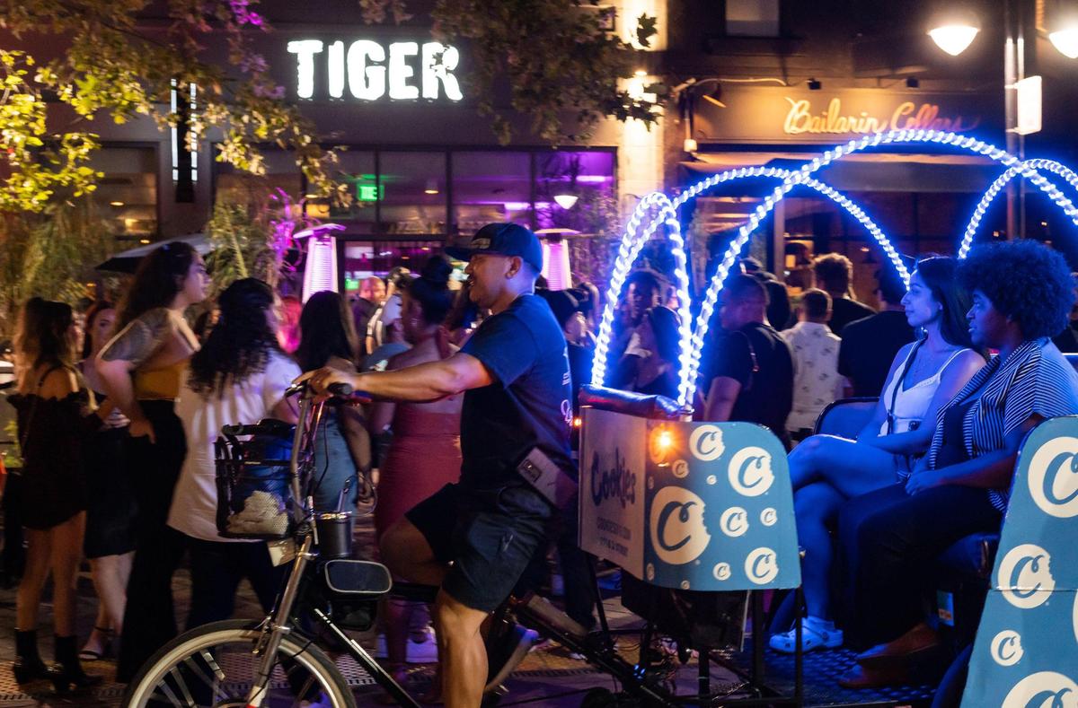 La gente vuelve a la escena de la vida nocturna en 2021, como se ve fuera de Tiger Lounge en K Street en el centro de Sacramento.