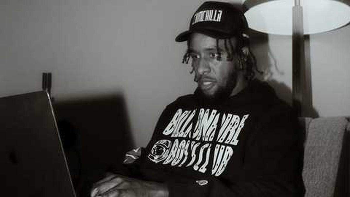 Chimdum “Chimchilla” Mez is on his laptop, getting creative ideas for the next beat he will produce. He plans to release an 11-track project titled “Sumthin For The Winter”