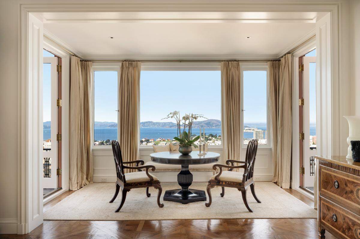 Unit 4 at 2006 Washington St. in San Francisco has views from every direction.