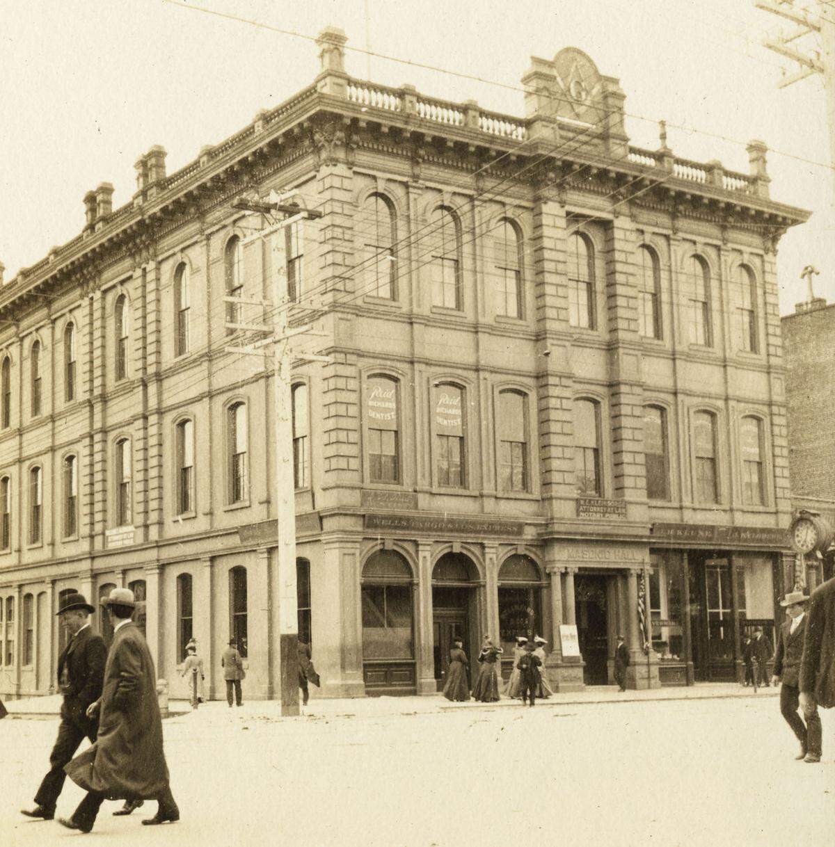 The Masonic Temple, featuring the jewelery store of Klune & Flobert, stands at 6th and K streets in 1907.