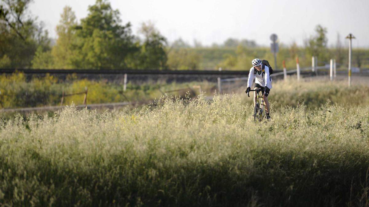 Michael Kelly pedals through strong winds on the Yolo Causeway in 2008 during his daily bike commute from Davis to Sacramento. A PG&E pipeline replacement project could close part of the Causeway’s bike path for months in 2027 and 2028.