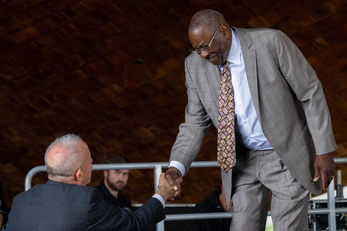Former major leaguer and Sacramento Baseball Hall of Fame member Dusty Baker greets former Sacramento Mayor Darrell Steinberg before Sacramento regional leaders announced the region’s bid for a Major League Baseball expansion team during a news conference at The Barn in West Sacramento on Thursday.