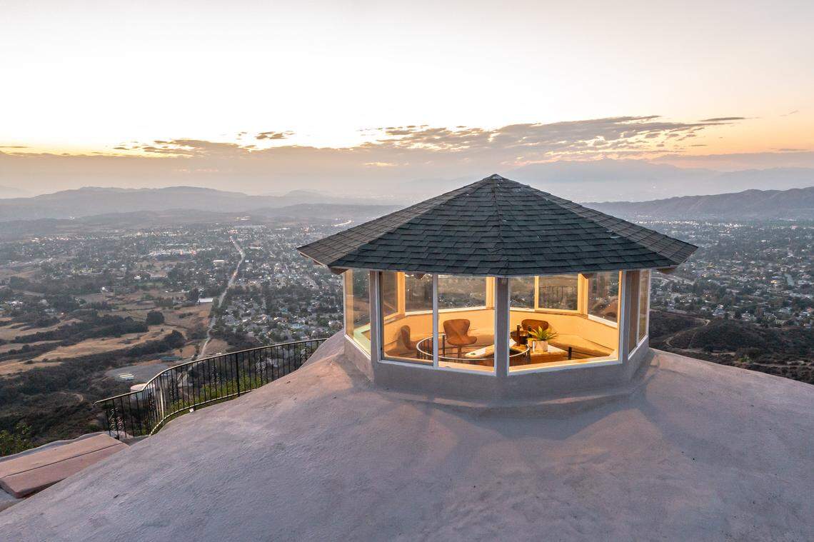 Vista Dhome features a spectacular third-floor, 15-foot diameter octagonal observatory with 360-degree windows – complete with a geodesic dome referred to as the Sky Lounge.