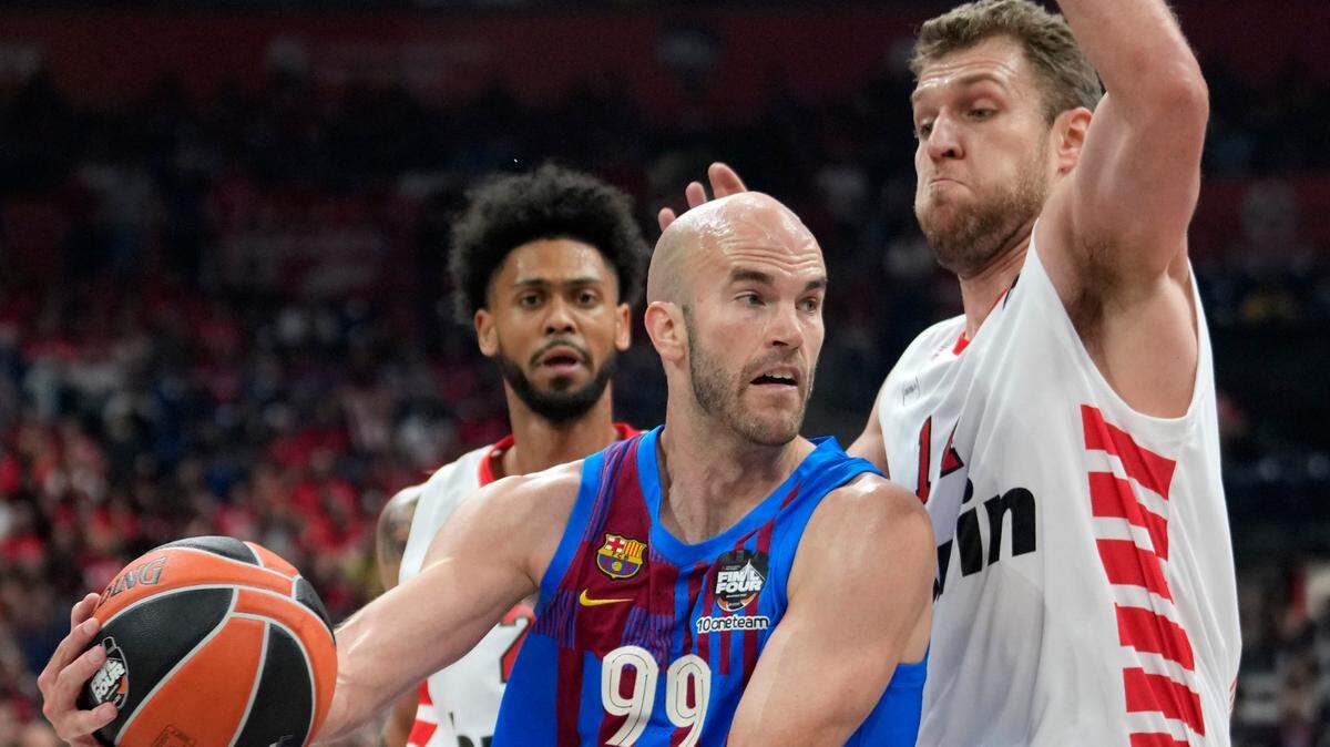 Barcelona’s Nick Calathes, left, drives to the basket as Olympiakos’ Sasha Vezenkov tries to block him during their Final Four Euroleague bronze medal basketball match between Barcelona and Olympiacos, in Belgrade, Serbia, Saturday, May 21, 2022. (AP Photo/Darko Vojinovic)