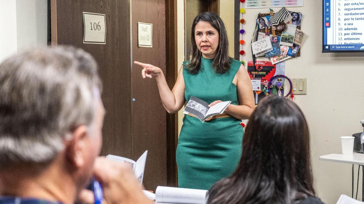 María Harrington, directora de Casa de Español, imparte una clase el 15 de noviembre. Algunos latinos que no hablan español son criticados por no saber el idioma. Ahora intentan aprenderlo o reaprenderlo.