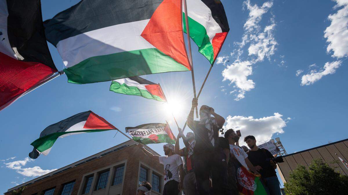 Demonstrators block Sacramento streets in support of Palestinians on May 21, 2021.