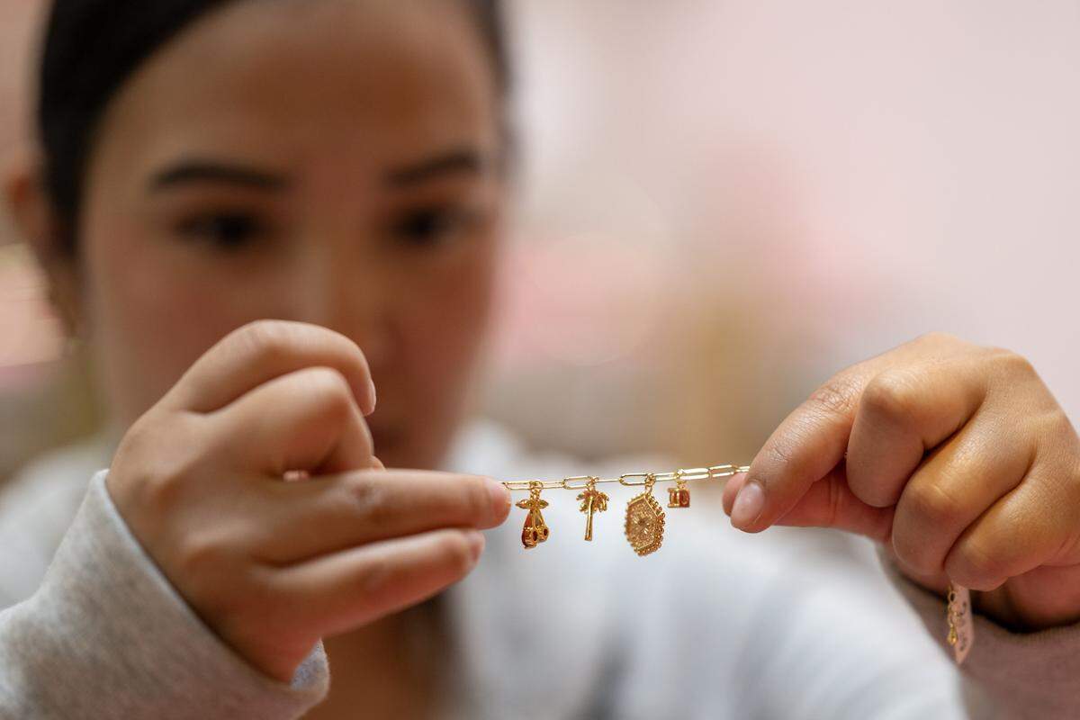 Nayeli Anedazola displays her completed charm necklace at Golden Hour Designs in Oak Park on Tuesday, March 31, 2026.