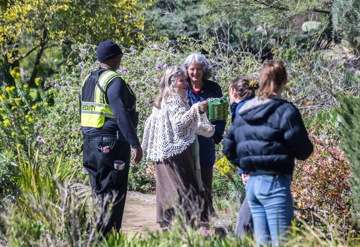 Actor Beverly D’Angelo, dressed for her role as Dora in the movie “No Address,” talks to a Land Park resident who was asked to move by security because she was in the camera’s view during filming, in William Land Park in Sacramento on Wednesday.