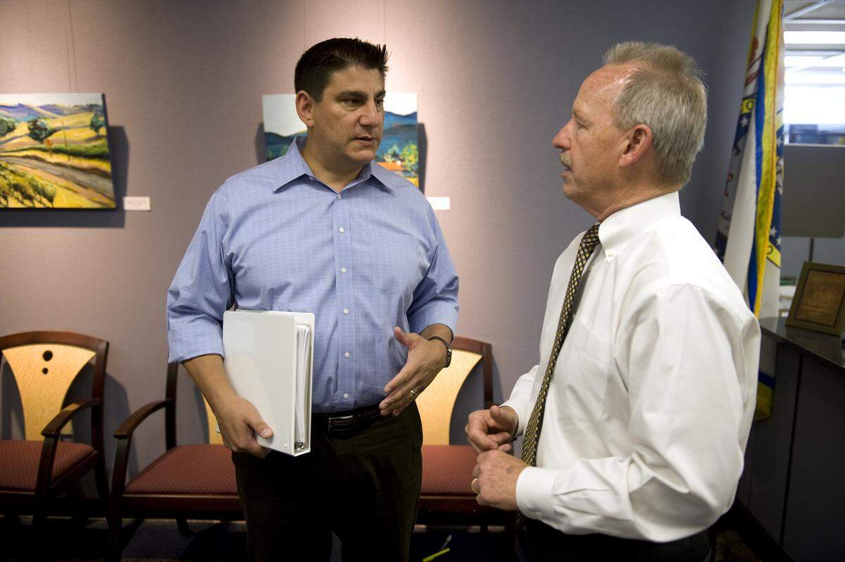 Newly elected Sacramento County Supervisor Phil Serna confers with county executive Steve Szalay in 2010.