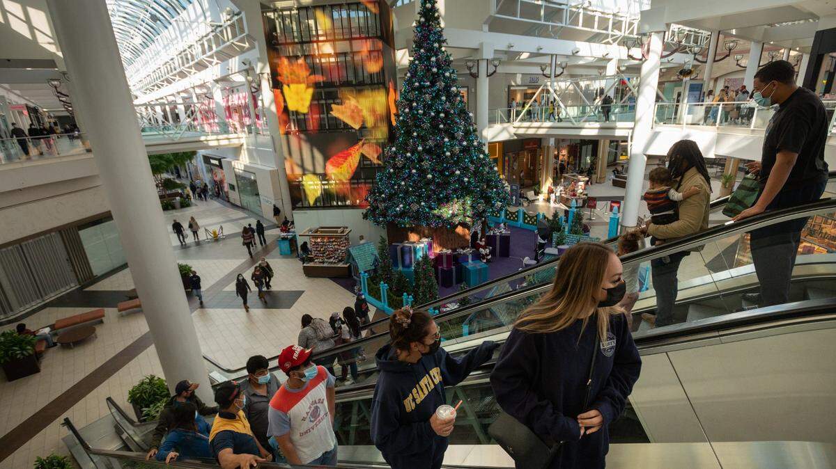 The Bee’s Christmas Guide: Store hours, family feuds, last-minute gifts