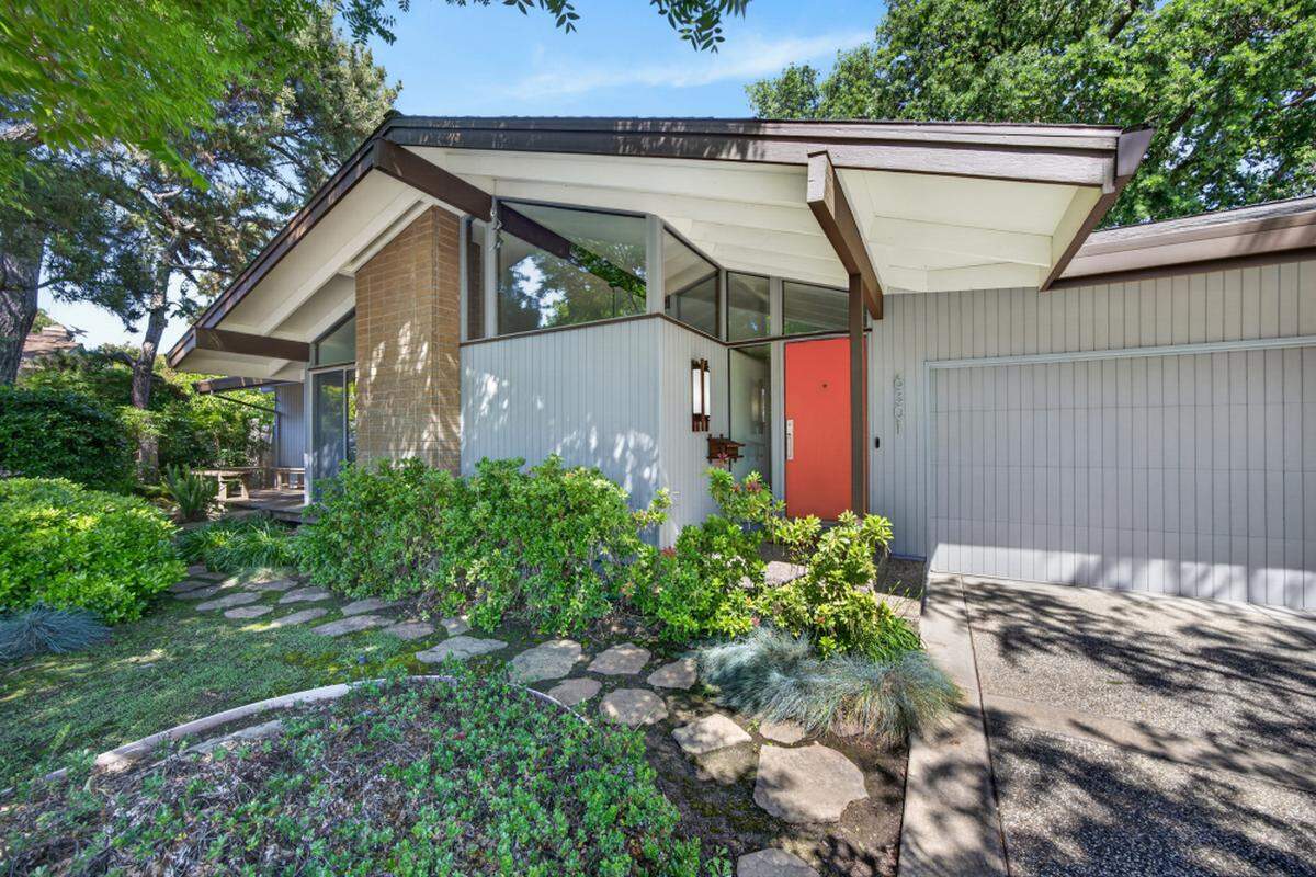 The Streng Brothers home’s courtyard and clean-lined facade set a midcentury tone before you even step inside the South Land Park residence.
