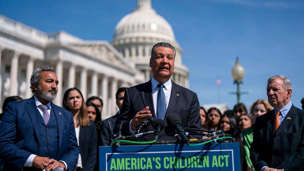 El senador Alex Padilla, demócrata de California, al centro, flanqueado por el representante Ami Bera, demócrata de California, a la izquierda, y el jefe de la mayoría del Senado, Dick Durbin, demócrata de Illinois, a la derecha, habla sobre un esfuerzo renovado para aprobar protecciones legales para los llamados Dreamers, jóvenes inmigrantes que fueron traídos a Estados Unidos por sus padres, en el Capitolio en Washington en mayo.