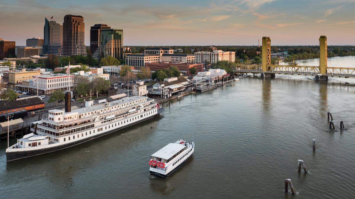 Photo of a City Cruise ship on the Sacramento River.