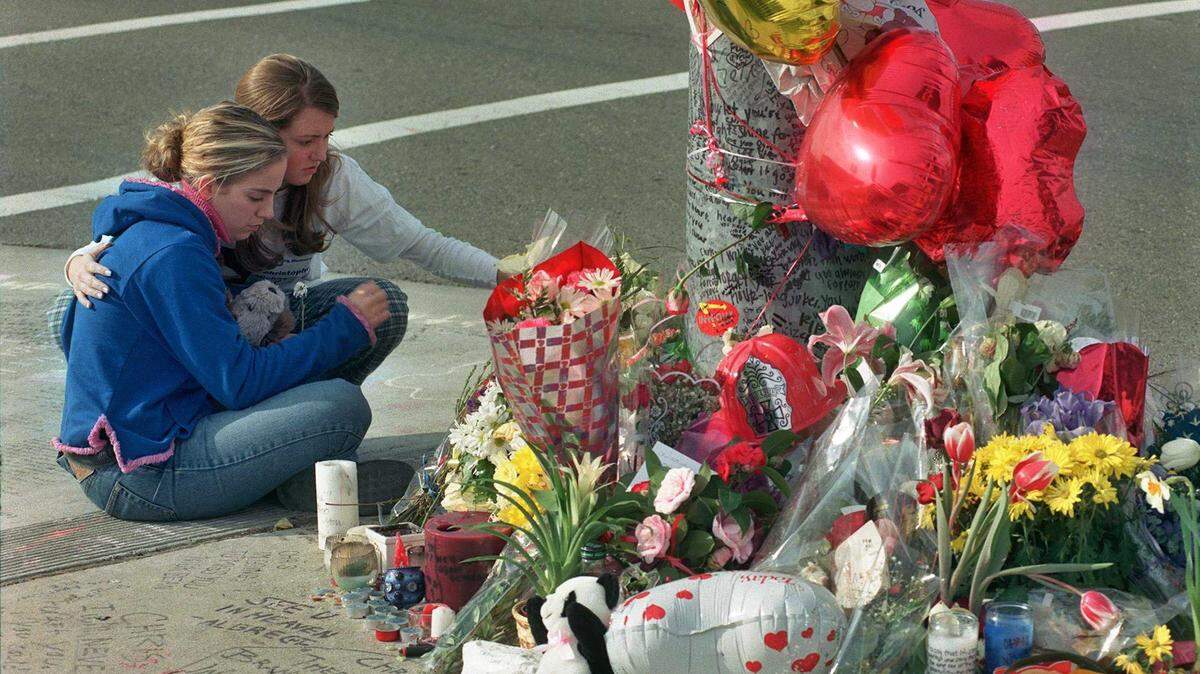 Two teens mourn the loss of Granite Bay High School classmate Chris Lucia at a makeshift memorial on Douglas Boulevard and East Roseville Parkway in 2001. The Roseville City Council could adopt an ordinance that would limit the time memorials would be allowed on roadsides before being cleaned up.