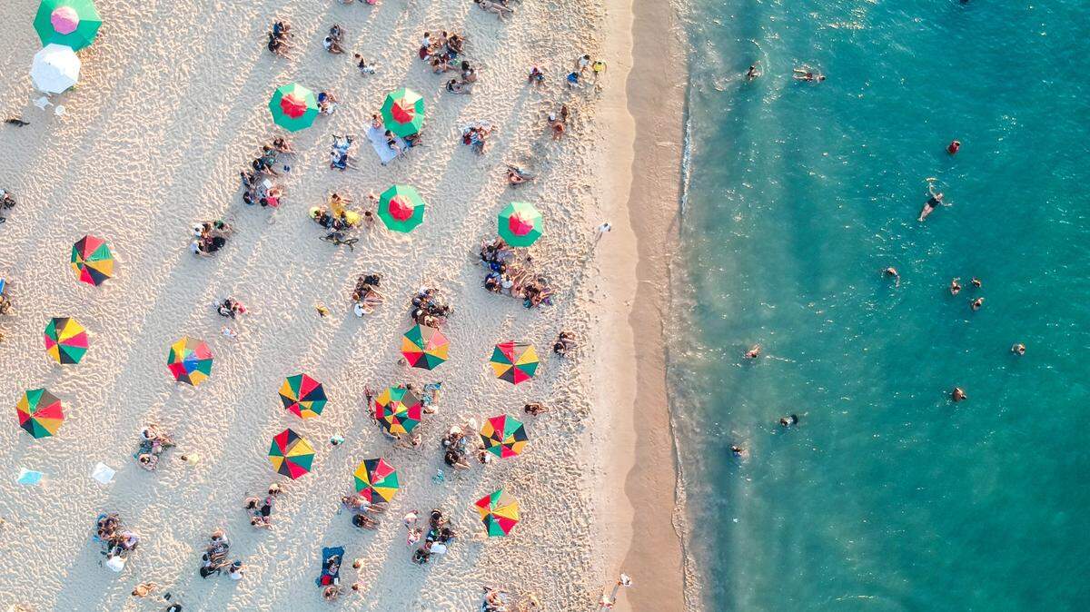 Experts offer ways to help manage dysfunctional family dynamics while on vacation.