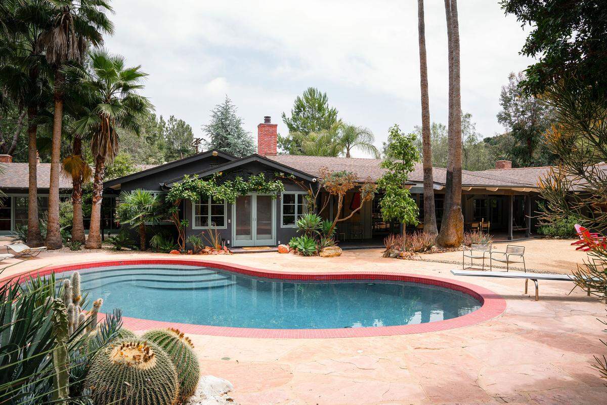 From connected ranches to vibrant guesthouse and treehouse, Ed Ruscha’s former estate is an inspiration-filled sanctuary for artists, dreamers, and makers alike.