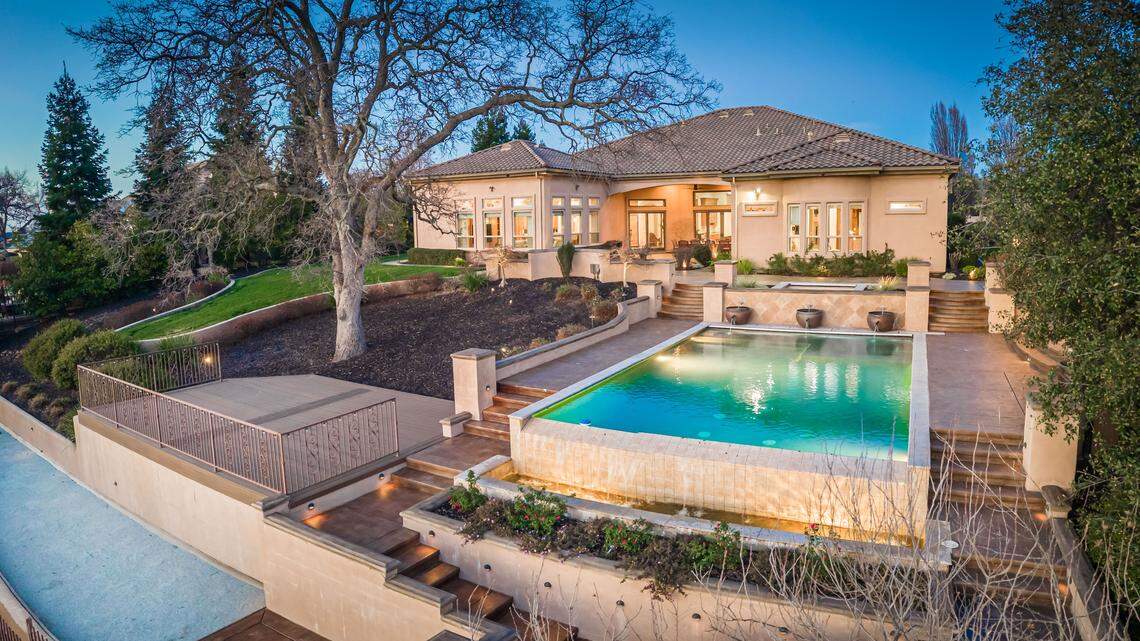 Sacramento-area home’s big flex: 1st-tee views, party-ready for 200