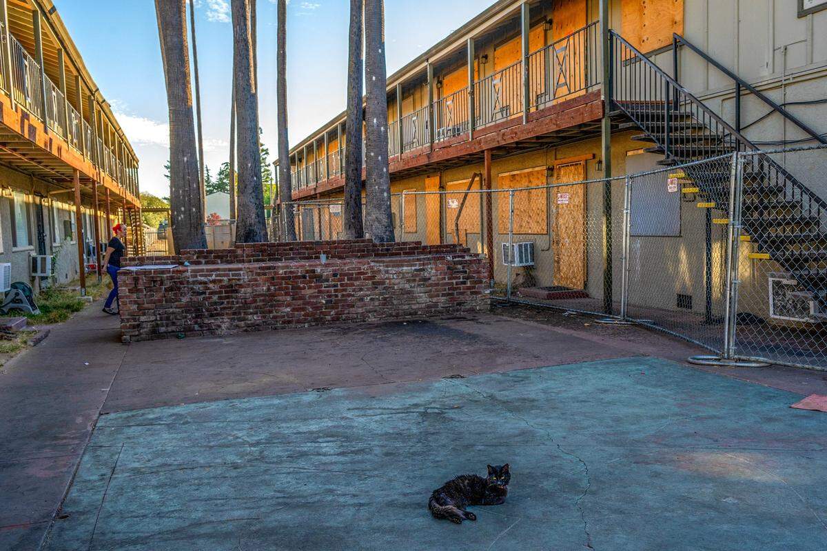 The front of the Palms Apartments in Arden Arcade is seen on Oct. 25, 2024. A year later, tenants say Sacramento County has failed to enforce housing standards at the complex, where one building was destroyed by fire and the remaining units have mold, pests, gas leaks and other unsafe conditions.