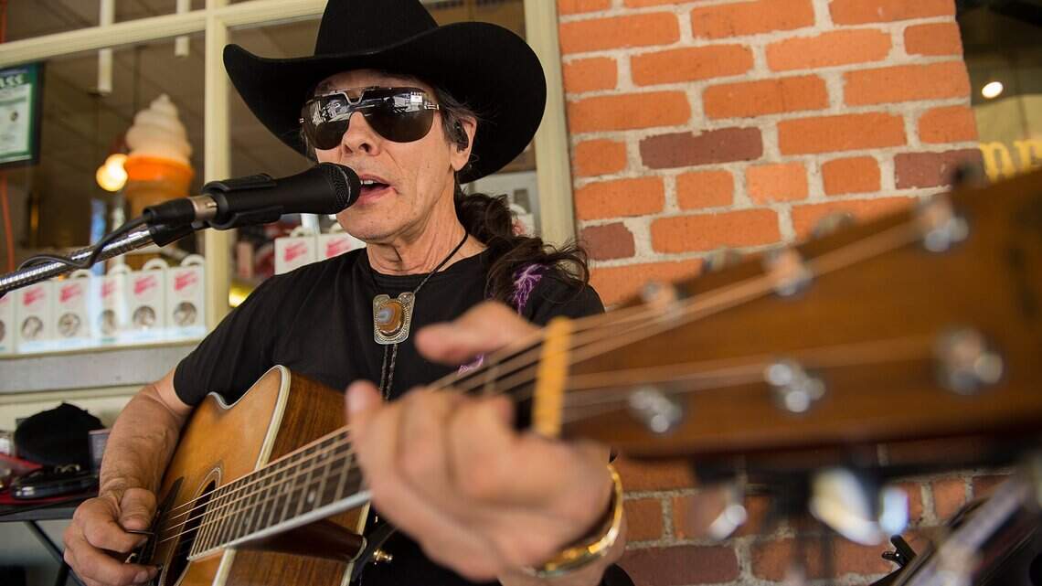 Old Sac performers bring their love of music and magic to the streets