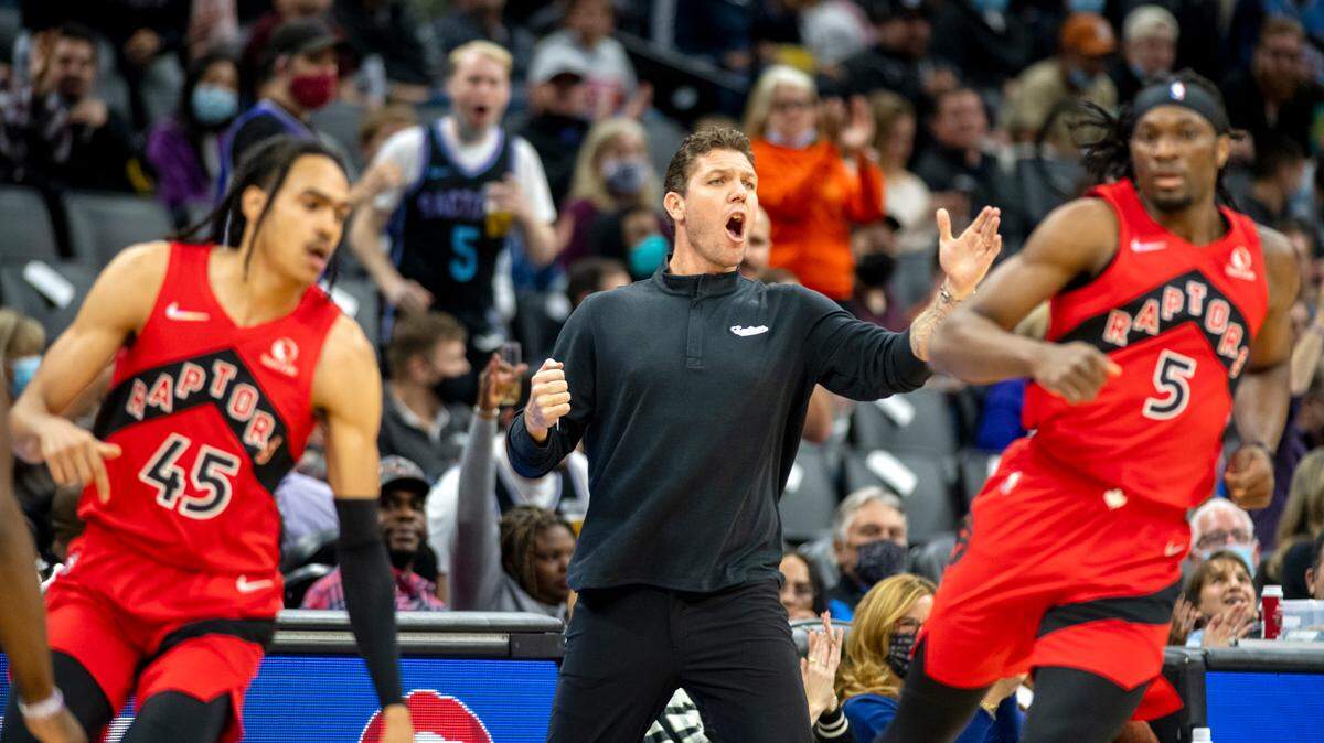 Sacramento Kings head coach Luke Walton, center, yells to his team’s defense during the first quarter of an NBA basketball game against the Toronto Raptors in Sacramento, Calif., Friday, Nov. 19, 2021. (AP Photo/José Luis Villegas)