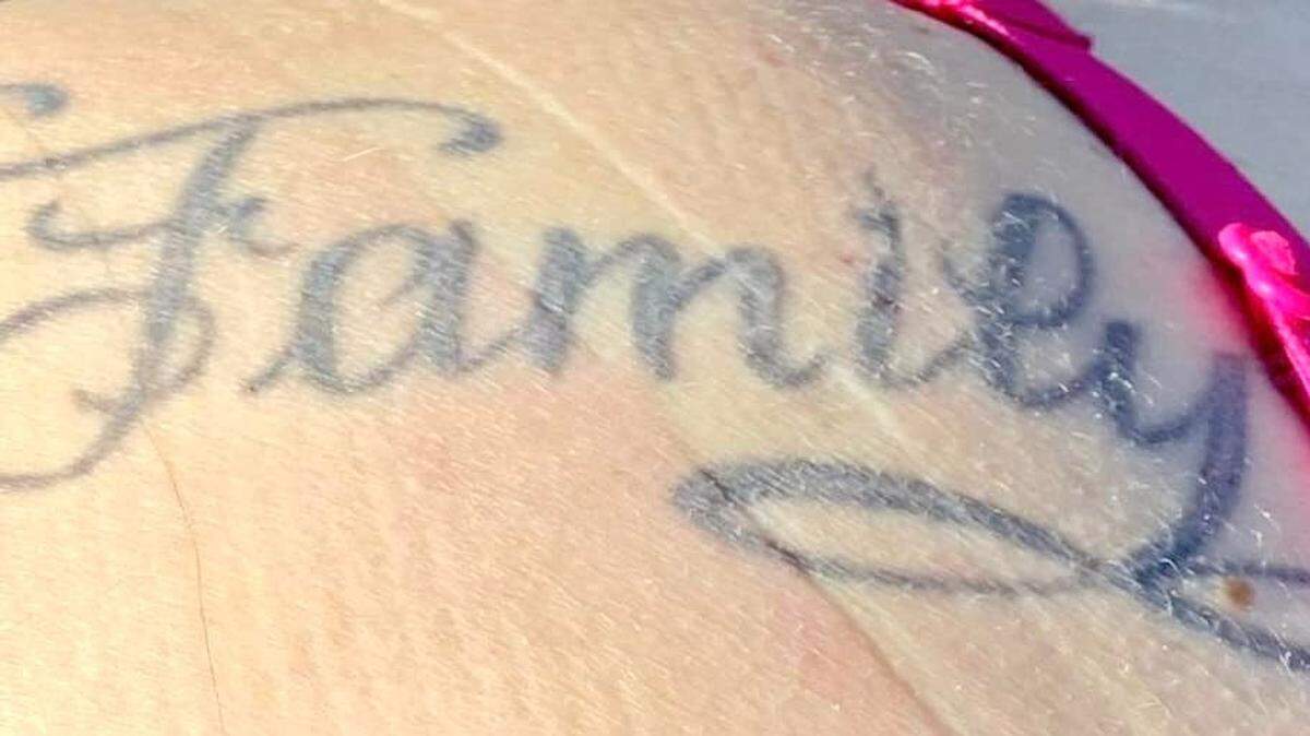 Police in Bullhead City, Arizona, are seeking help identifying a woman found killed beside a road. She had a distinctive “family” tattoo on her shoulder.