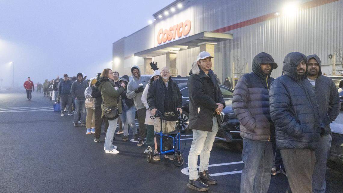 Customers and Costco groupies brave fog for opening of 12th Sacramento-area store