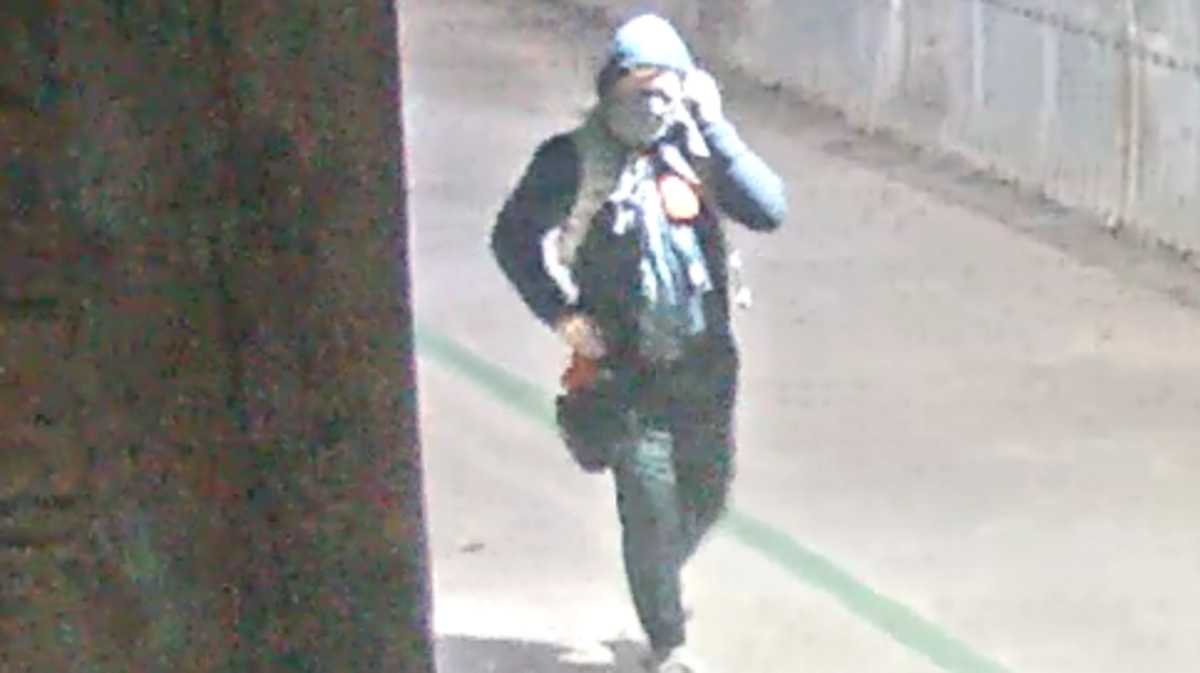 Sacramento State police are asking students to be on the lookout for a man who was seen on campus carrying a “hunting knife,” “mumbling something about the coronavirus” on the campus Wednesday.