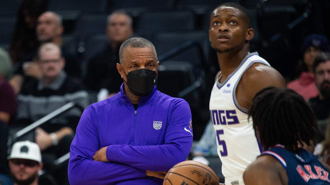 Sacramento Kings interim head coach Alvin Gentry watches Sacramento Kings guard De’Aaron Fox (5) during a game at the Golden 1 Center on Monday, November 22, 2021, in Sacramento.